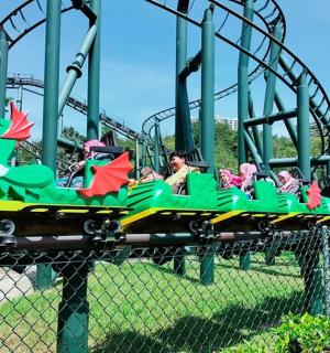 公园里过山车上的火车