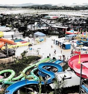拥有众多水滑梯的水上乐园
