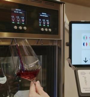 一个人在烤箱前拿着一杯酒