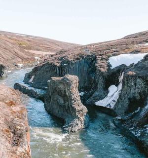 řeka s kameny uprostřed hory