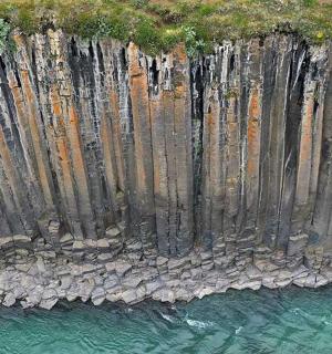 detail skalní stěny s vodou