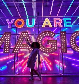 žena stojící před cedulí s nápisem „jsi maminka“