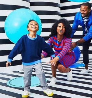 rodina pózující před místností s balónky