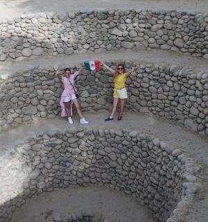 两个人站在圆形岩层中