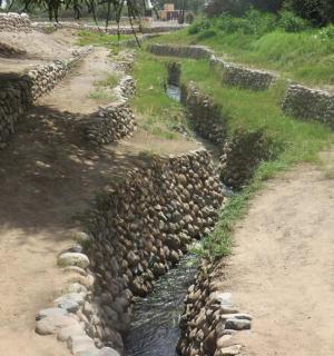 河边的一排石墙