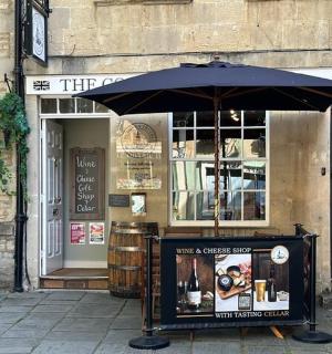 建筑物前有遮阳伞的商店