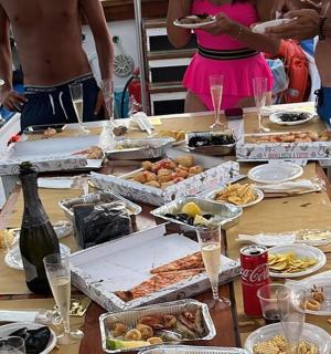 一群人围坐在桌旁,吃着食物