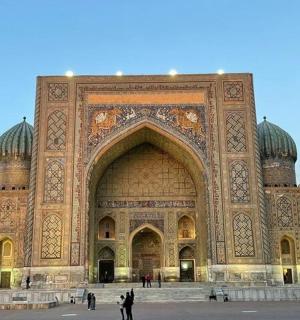 一座大楼，前面站着一些人