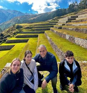 skupina lidí klečících na svahu kopce