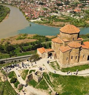 河边山丘上的一栋建筑的鸟瞰图