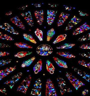 教堂里的一扇大彩色玻璃窗