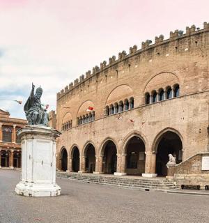 一座前面有雕像的大楼