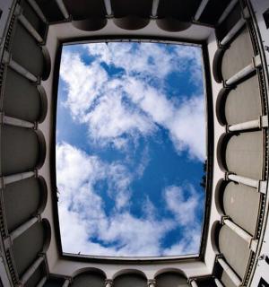 从过山车内部看到的天空