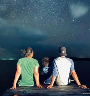 三个人坐在码头上看星星