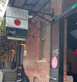 cedule na boku cihlové budovy