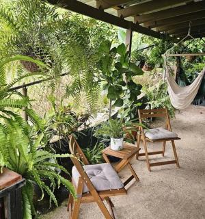 带椅子、植物和吊床的露台
