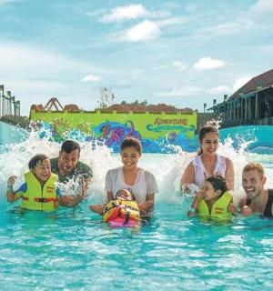 一群人在水上乐园的水中