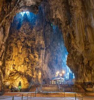 一个大洞穴，里面有一座教堂