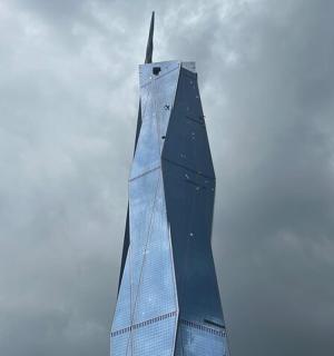 一栋高大的蓝色建筑，背景是天空