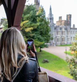 一名女子从窗户拍摄建筑物