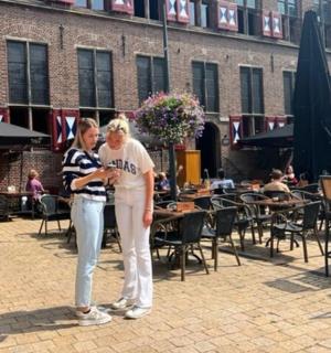 两个女人并排站在庭院里