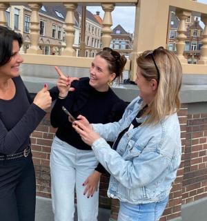 三个女人并排站着看手机