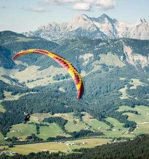 inimene lendab langevarjuga mäe kohal