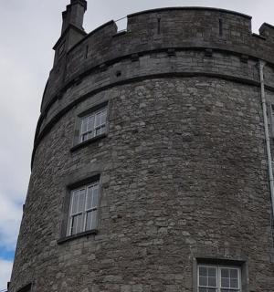 vysoká cihlová věž s okny na vrcholu