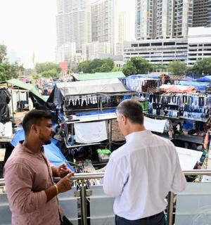 dva muži stojící vedle sebe na trhu