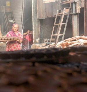 žena stojící před budovou