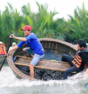 一群人在水中的船上