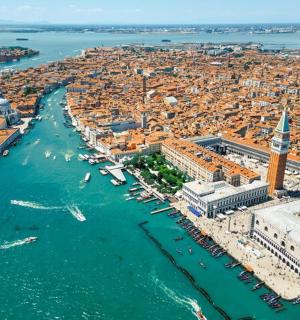 一座有港口的城市的鸟瞰图