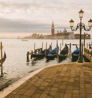 一组贡多拉停靠在码头旁边