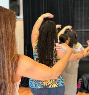 一群女孩站在舞蹈课上