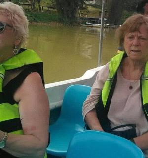 两个女人坐在水上的船里