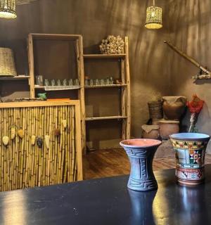 místnost se stolem, na kterém stály dvě vázy