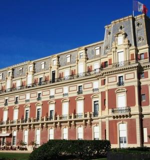 velká budova s hodinovou věží na vrcholu