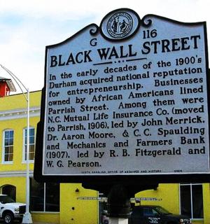 ein Straßenschild vor einem gelben Gebäude