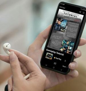 osoba držící chytrý telefon s videohrou