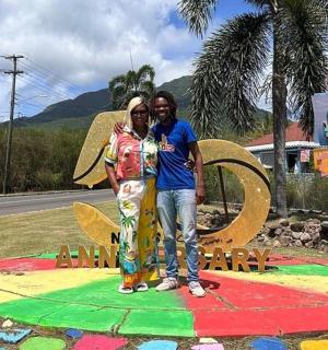 一名男子和一名女子站在标志牌前