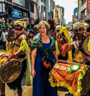 一群人在街上游行