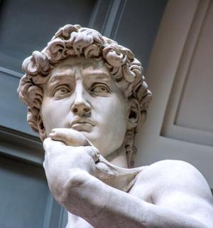 建筑物前的女性雕像