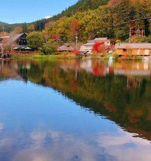 et vandområde med en by i baggrunden