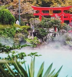 en rød stol siddende oven på en vandmasse