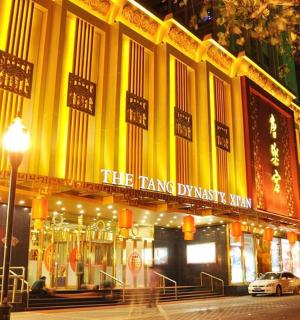 velká žlutá budova s cedulí