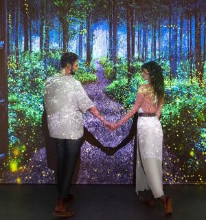 un home i una dona drets davant d'una finestra