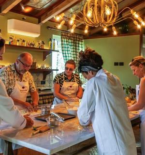 一群人围着桌子准备食物