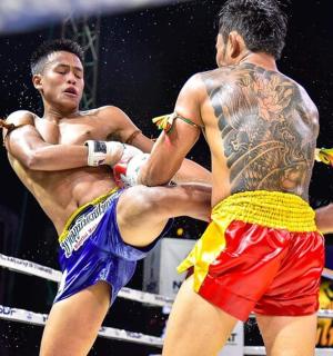 two men are fighting in a boxing match
