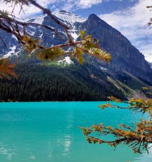 ein blauer See mit schneebedeckten Bergen im Hintergrund
