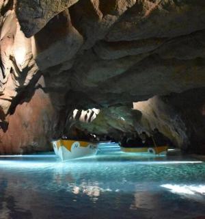 一个有水和岩石的大洞穴